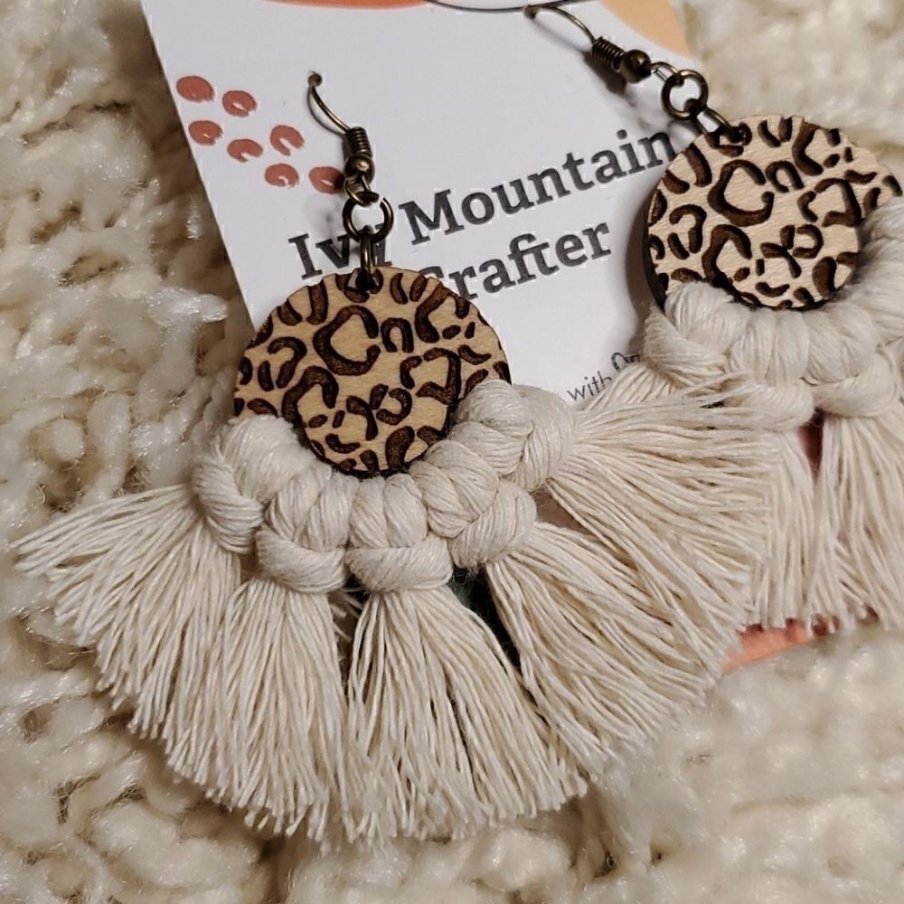 IVY MOUNTAIN CRAFTER Cheetah Macrame Earrings - White - Picture 2 of 2